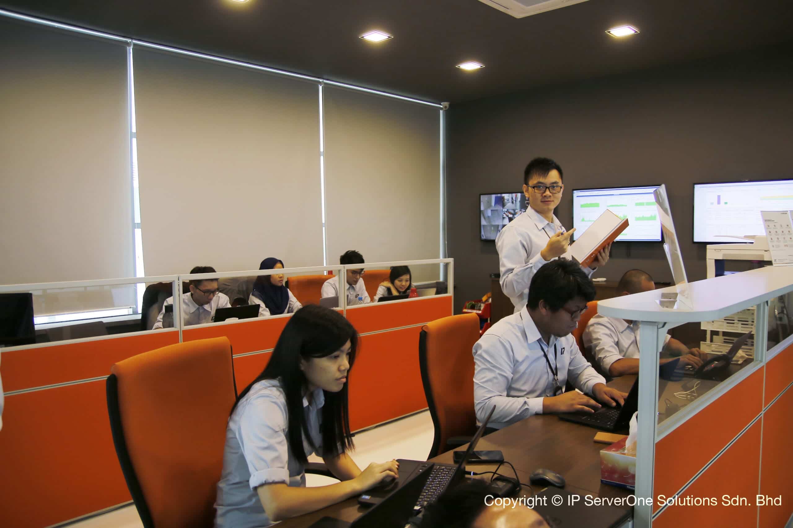 IP ServerOne Data Center: Monitoring Room